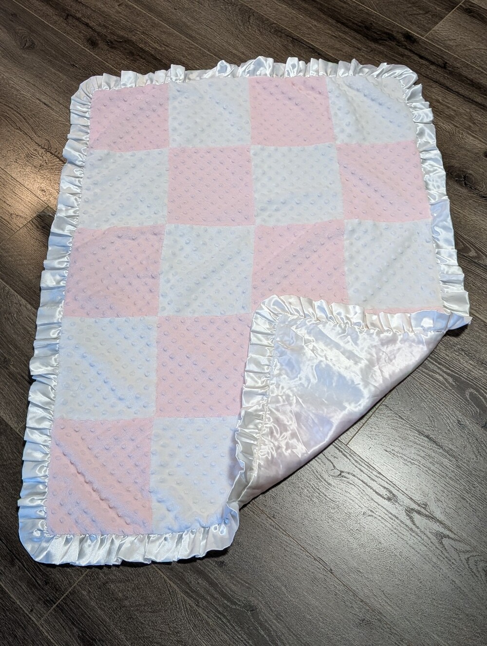 Plush Pink & White Baby Minky Blanket with Satin Ruffle And Backing . Unbranded.
